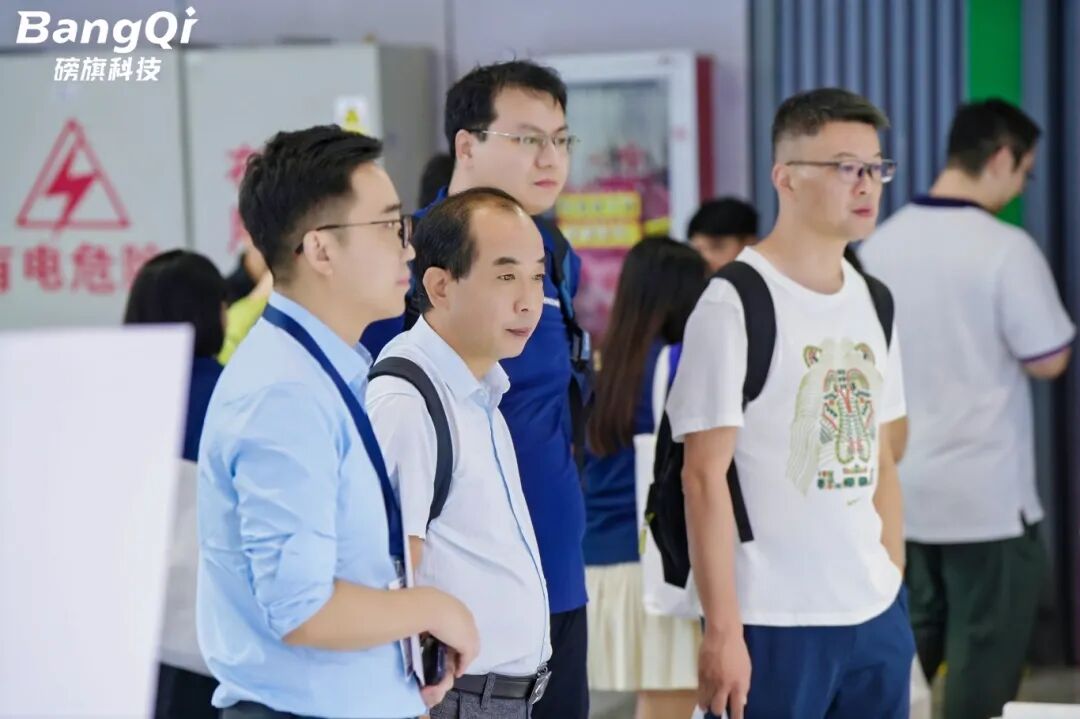 万人齐聚 | 起猛了！具身机器人进厂打工了，磅旗引爆2025工博会！