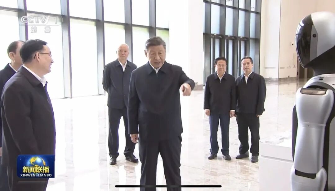 继总书记检阅Walker S2后，泰国国王和王后也在北京观看了优必选Walker S2