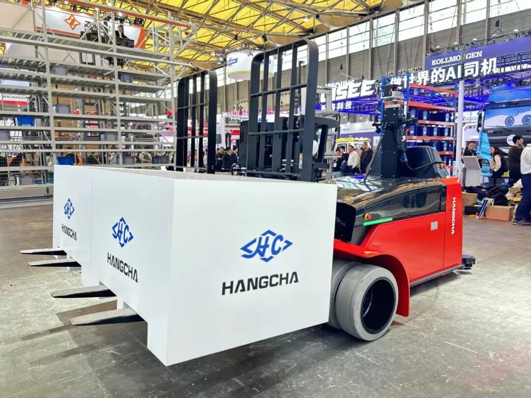 让搬运更轻松 让物流更智能 | 杭叉国自智能亮相CeMAT ASIA 2025